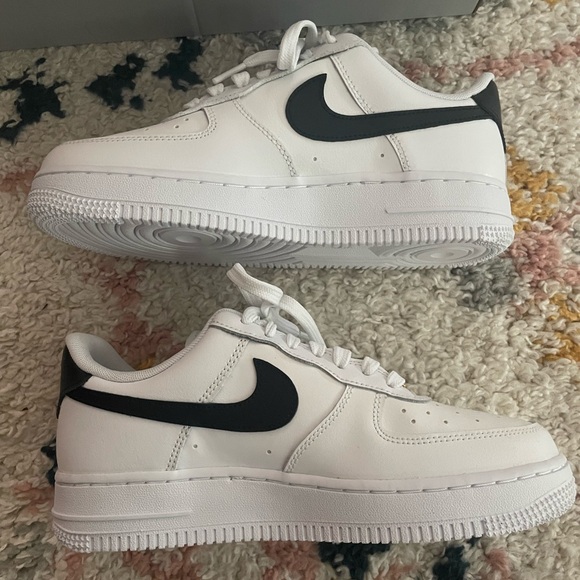 New in box Nike Air Force 1 Low '07 Essential
White Black Gold Mini Swoosh - Picture 4 of 5